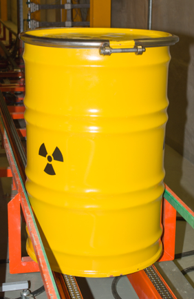 Konteineris su sucementuotomis radioaktyviosiomis atliekomis (buvusios skystosios radioaktyviosios atliekos po apdorojimo proceso).