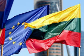 Europos Sąjungos ir Lietuvos vėliavos. Shieldjournal.com nuotrauka.